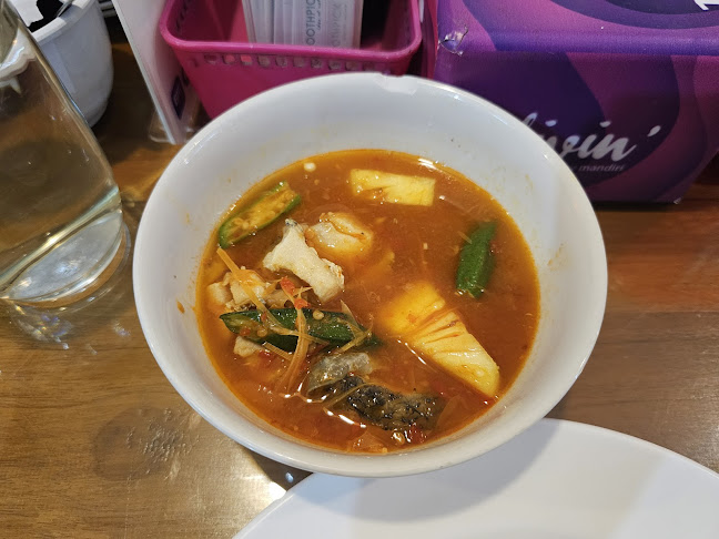 Warung Bambu Lulu Sop Kepala Ikan