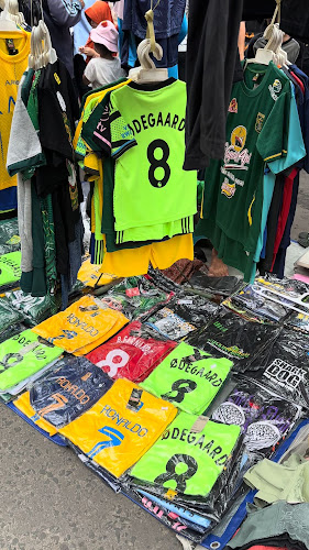 Pasar Pagi Tugu Pahlawan - Gastronomi dan perhotelan