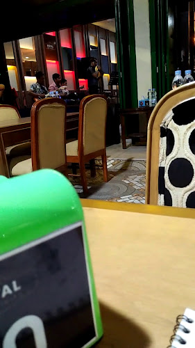 Royal Cafe and Resto - Gastronomi dan perhotelan