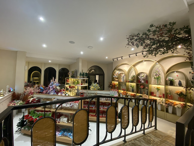 Opinii despre Armey Kitchen & Flowershop în Surabaya - Gastronomi dan perhotelan