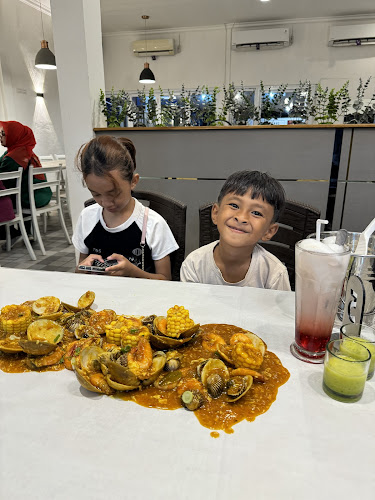 Warung Laut by Condong Square - Kota Singkawang