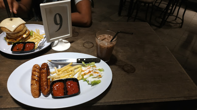 Mighty Melt Burger House - Gastronomi dan perhotelan