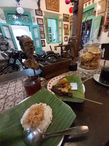 Opinii despre Wedangan Pendhopo în Kota Surakarta - Gastronomi dan perhotelan
