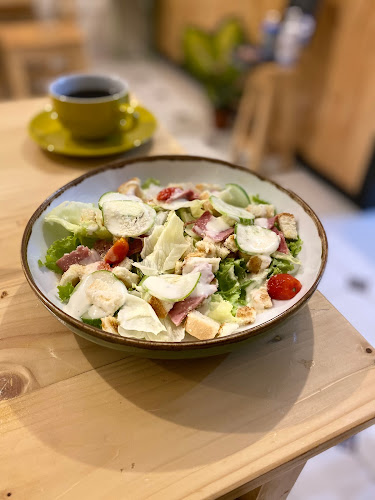 KOMOREBI CAFE & RESTO - Gastronomi dan perhotelan