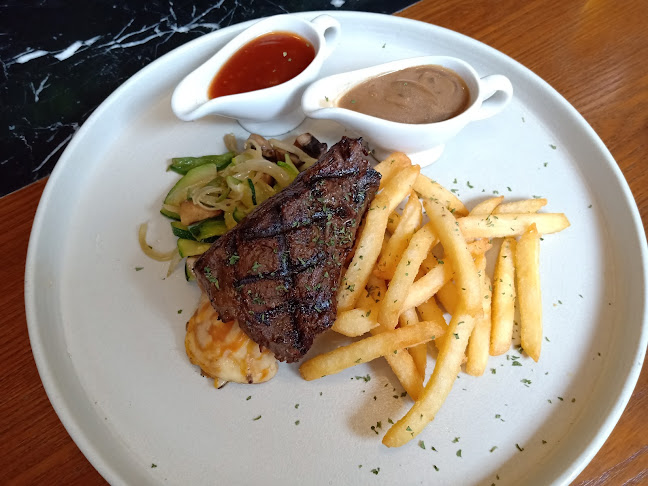 OURA - Cafe & Restaurant - Gastronomi dan perhotelan