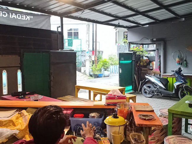 2JQG+JQP, Jl. Tapaksiring, Samaan, Kec. Klojen, Kota Malang, Jawa Timur 65112