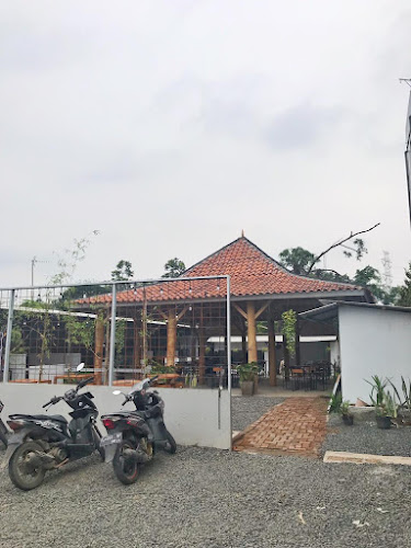 Taman, Jl. Puri Sriwedari, Cibubur, Kec. Cimanggis, Kota Depok, Jawa Barat 16454