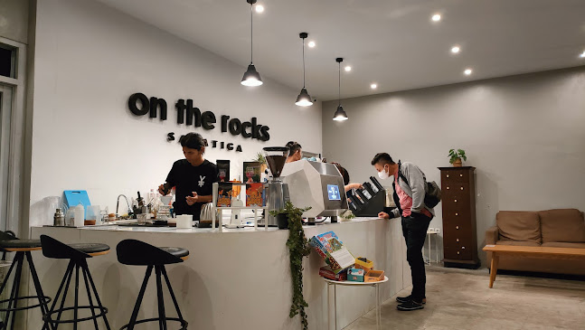 Opinii despre On The Rocks Salatiga în Kota Salatiga - Gastronomi dan perhotelan