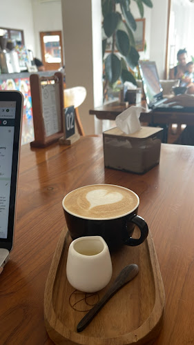 Comentarii opinii despre Ratih Coffee & Eatery