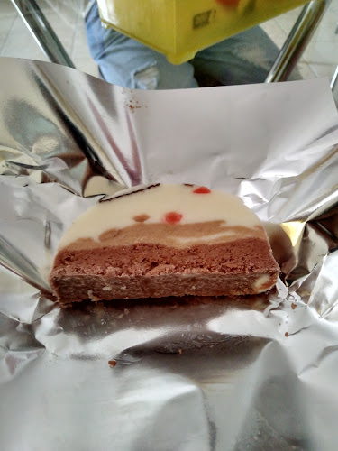 Es Krim dan Salon Mahkota - Gastronomi dan perhotelan