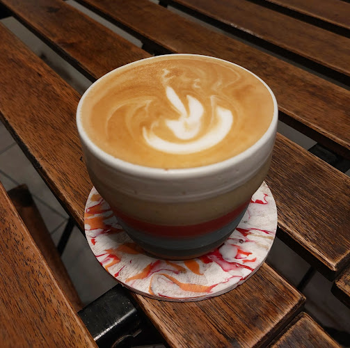 Opinii despre Maraca Books And Coffee în Kota Bogor - Gastronomi dan perhotelan