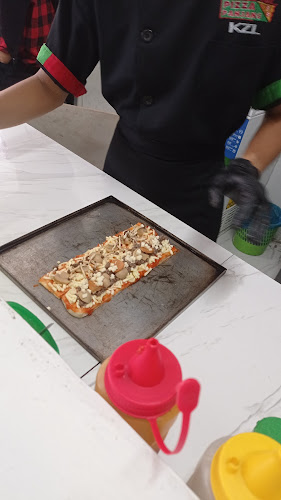 Opinii despre Pizza Panjang Towil Halat în Kota Medan - Gastronomi dan perhotelan