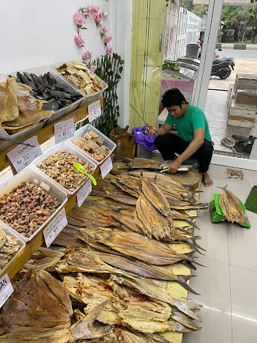 Opinii despre MAMA KHAS BANJAR, Minimarket Ikan Asin Telang Tenggiri & Oleh-Oleh Khas Banjar în Kota Banjar Baru - Gastronomi dan perhotelan