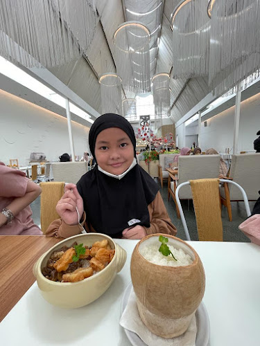 Sumatra, Jl. Sumatera No.21, Braga, Kec. Sumur Bandung, Kota Bandung, Jawa Barat 40111