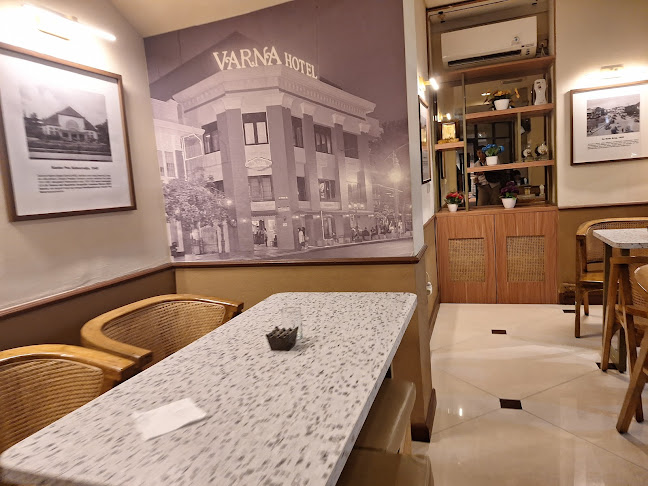 Opinii despre Moji Cafe & Tongkrongan în Surabaya - Gastronomi dan perhotelan