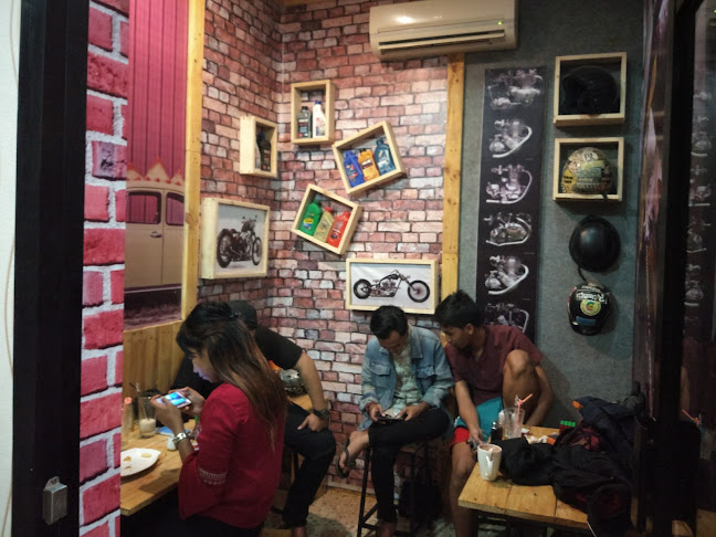 Opinii despre Warna Cafe în Surabaya - Gastronomi dan perhotelan