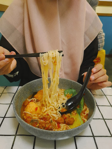 Opinii despre Gang Makmoer în Kota Sukabumi - Gastronomi dan perhotelan