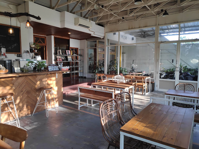 Opinii despre Locaāhands - Food & Coffee în Surabaya - Gastronomi dan perhotelan