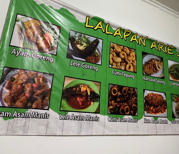 Opinii despre LALAPAN DAN SEAFOOD în Kota Denpasar - Gastronomi dan perhotelan