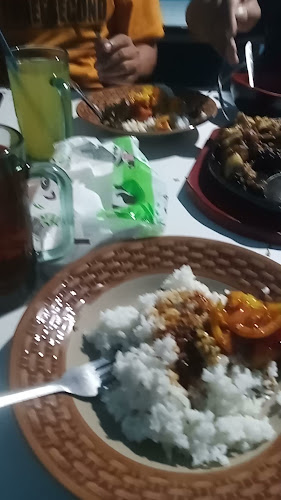 Pasar Alun-alun Tegal - Gastronomi dan perhotelan