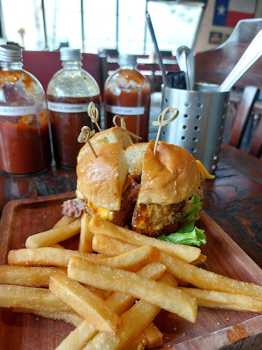 Opinii despre HotLicks Texas BBQ & Bar în Kabupaten Tangerang - Gastronomi dan perhotelan