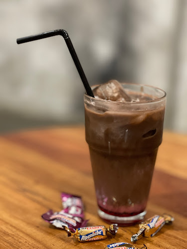 Opinii despre Garasi 1/2 Cafe and Eatery în Surabaya - Gastronomi dan perhotelan