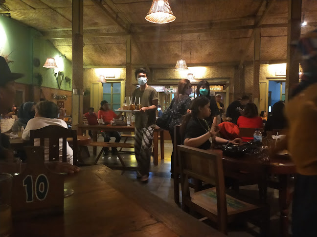 CRCF+7XM, Baluwarti, Kec. Ps. Kliwon, Kota Surakarta, Jawa Tengah 57144