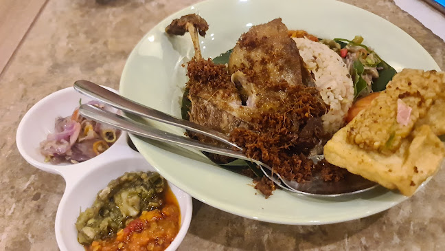 Ketjombrang - Gastronomi dan perhotelan