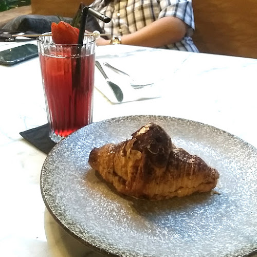 OURA - Cafe & Restaurant