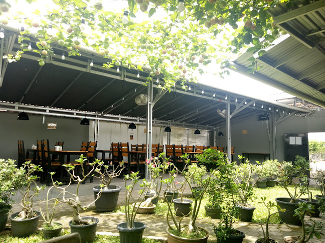 Lotus Bistro - Gastronomi dan perhotelan