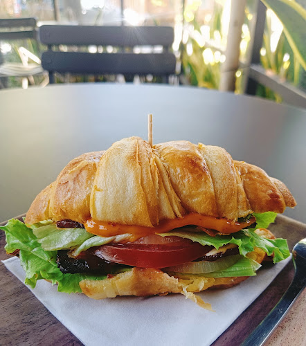 Opinii despre Nopin Bar & Coffee în Kota Denpasar - Gastronomi dan perhotelan