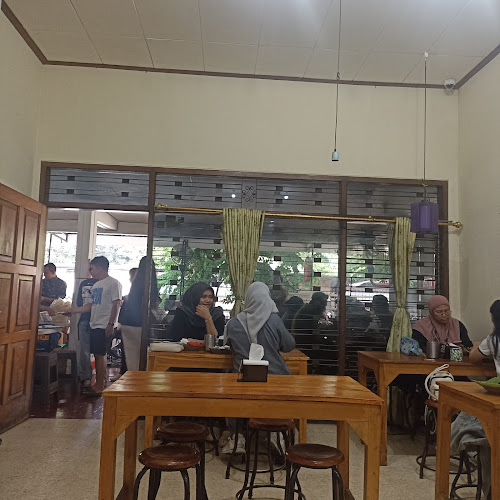 Jl. Prof. DR. Supomo No.1, Sriwedari, Kec. Laweyan, Kota Surakarta, Jawa Tengah 57141