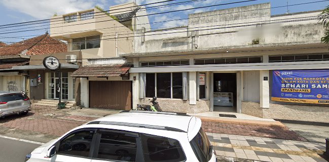 Es Krim dan Salon Mahkota