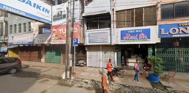 Es Pisang Ijo Daeng depan megahria